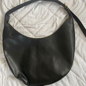 Madewell Essential Curve Shoulder Bag in Black